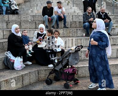 Jerusalem, Israel. 22. April 2023. Palästinenser essen Eis auf Eid al-Fitr, das das Ende des heiligen muslimischen Monats Ramadan vor der Altstadt Jerusalems am Samstag, den 22. April 2023, markiert. Foto von Debbie Hill/ Kredit: UPI/Alamy Live News Stockfoto