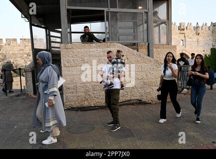 Jerusalem, Israel. 22. April 2023. Eine israelische Grenzpolizei schaut auf Palästinenser, die Eid al-Fitr feiern, der das Ende des heiligen muslimischen Ramadan vor der Altstadt Jerusalems am Samstag, dem 22. April 2023, markiert. Foto von Debbie Hill/ Kredit: UPI/Alamy Live News Stockfoto