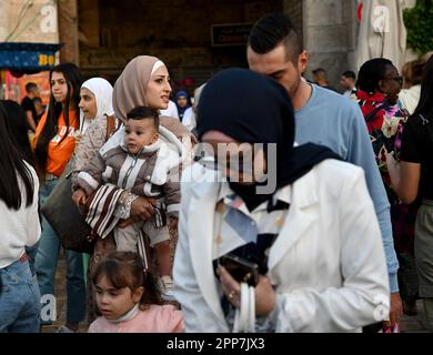 Jerusalem, Israel. 22. April 2023. Die Palästinenser feiern Eid al-Fitr, das das Ende des heiligen muslimischen Monats Ramadan am Damaskus-Tor der Altstadt Jerusalems am Samstag, den 22. April 2023, markiert. Foto von Debbie Hill/ Kredit: UPI/Alamy Live News Stockfoto