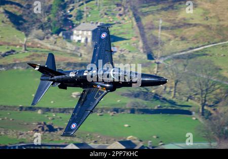 Royal Air Force Hawk T2 Jet Trainer navigiert durch das Tieflfluggebiet 17 (Lake District) Stockfoto
