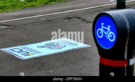 Glasgow, Schottland, Vereinigtes Königreich, 22. April 2023. Die erste Ausgabe der UCI-Radweltmeisterschaft kommt in die Stadt und die ersten Zeichen ihrer Ankunft werden mit Postern auf dem Asphalt der Radwege der Stadt sichtbar. Credit Gerard Ferry/Alamy Live News Stockfoto