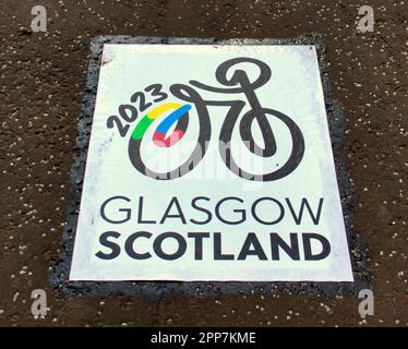 Glasgow, Schottland, Vereinigtes Königreich, 22. April 2023. Die erste Ausgabe der UCI-Radweltmeisterschaft kommt in die Stadt und die ersten Zeichen ihrer Ankunft werden mit Postern auf dem Asphalt der Radwege der Stadt sichtbar. Credit Gerard Ferry/Alamy Live News Stockfoto