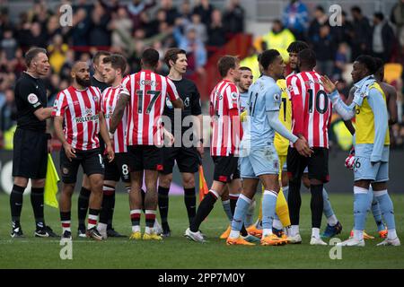 London, Großbritannien. 22. April 2023London, Großbritannien. 22. April 2023. Spieler im Mittelkreis am Ende des Premier League-Spiels zwischen Brentford und Aston Villa im GTECH Community Stadium, London, England, am 22. April 2023. Foto von Phil Hutchinson. Nur redaktionelle Verwendung, Lizenz für kommerzielle Verwendung erforderlich. Keine Verwendung bei Wetten, Spielen oder Veröffentlichungen von Clubs/Ligen/Spielern. Kredit: UK Sports Pics Ltd/Alamy Live News Stockfoto