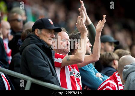 London, Großbritannien. 22. April 2023London, Großbritannien. 22. April 2023. Fans von Brentford applaudieren ihrem Team beim Premier League-Spiel zwischen Brentford und Aston Villa im GTECH Community Stadium, London, England, am 22. April 2023. Foto von Phil Hutchinson. Nur redaktionelle Verwendung, Lizenz für kommerzielle Verwendung erforderlich. Keine Verwendung bei Wetten, Spielen oder Veröffentlichungen von Clubs/Ligen/Spielern. Kredit: UK Sports Pics Ltd/Alamy Live News Stockfoto