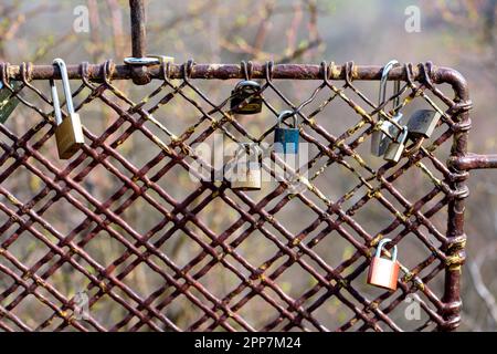 Herzförmiges Vorhängeschloss. Metall-Vorhängeschlösser. Traditionelles herzförmiges Schloss als Symbol ewiger Liebe. Stockfoto