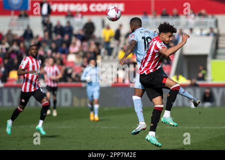 London, Großbritannien. 22. April 2023London, Großbritannien. 22. April 2023. Ashley Young vom Aston Villa FC leitet den Ball während des Premier League-Spiels zwischen Brentford und Aston Villa am 22. April 2023 im GTECH Community Stadium in London, England. Foto von Phil Hutchinson. Nur redaktionelle Verwendung, Lizenz für kommerzielle Verwendung erforderlich. Keine Verwendung bei Wetten, Spielen oder Veröffentlichungen von Clubs/Ligen/Spielern. Kredit: UK Sports Pics Ltd/Alamy Live News Stockfoto