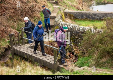 Mitglieder der Sandbach U3A langen Wandergruppe, die in den Hügeln des Peak District über der Stadt Derbyshire Buxton England herumwandern Stockfoto