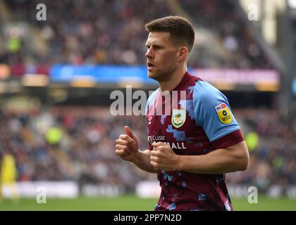 Burnley, Großbritannien. 22. April 2023. Johann Guomundsson von Burnley beim Sky Bet Championship-Spiel in Turf Moor, Burnley. Das Bild sollte lauten: Gary Oakley/Sportimage Credit: Sportimage Ltd/Alamy Live News Stockfoto