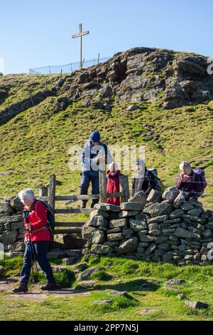 Mitglieder der Sandbach U3A langen Wandergruppe, die in den Hügeln des Peak District über der Stadt Derbyshire Buxton England herumwandern Stockfoto