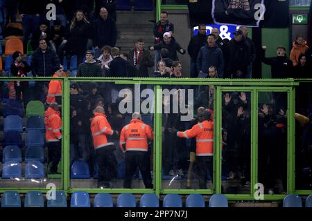 ARNHEM - Excelsior-Fans während des niederländischen Premier-League-Spiels zwischen Vitesse und Excelsior im Gelredome am 22. April 2023 in Arnhem, Niederlande. ANP JEROEN PUTMANS Stockfoto