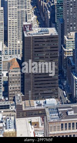 Der HSBC Tower, 452 Fifth Avenue, hat eine dunkle Glasvorhangwand für seine Süd-, Ost- und Westfassaden. Das Gebäude ist rot bedeckt, 8 West, 40. Straße. Stockfoto