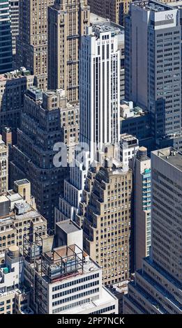 Die Madison Avenue aus weißem Backstein 275, ein 43-stöckiges Art déco-Wahrzeichen, ragt über das benachbarte Bürogebäude 271 Madison Avenue in Murray Hill. Stockfoto