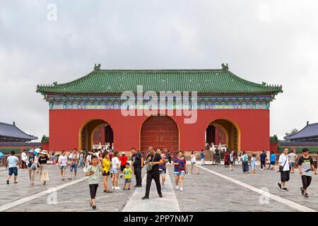 Peking, China - August 07 2018: Touristen am Westtor des Himmelstempels. Stockfoto