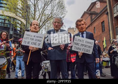 London, England, Großbritannien. 22. April 2023. Demonstranten tragen Masken von König Karl III., Prinz William und Prinz Harry. Tausende von Menschen marschierten durch Westminster, um gegen die Zerstörung der Natur, den Verlust der Artenvielfalt und den Klimawandel am Tag der Erde und am zweiten Tag des viertägigen Protests zu protestieren, der von der Extinction Rebellion und zahlreichen anderen Gruppen organisiert wurde. (Kreditbild: © Vuk Valcic/ZUMA Press Wire) NUR REDAKTIONELLE VERWENDUNG! Nicht für den kommerziellen GEBRAUCH! Stockfoto