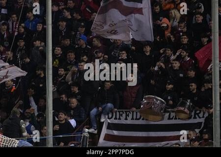 Reggio Calabria, Italien. 21. April 2023. Reggina-Fan während Reggina 1914 gegen Brescia Calcio, italienisches Fußballspiel der Serie B in Reggio Calabria, Italien, April 21 2023 Kredit: Independent Photo Agency/Alamy Live News Stockfoto