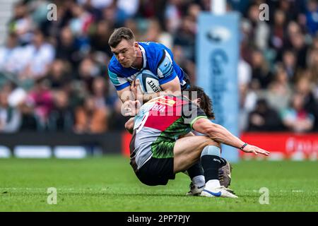 LONDON, VEREINIGTES KÖNIGREICH. 22., 2023. April. Matt Gallagher of Bath (rechts) wird am Samstag, den 22. April 2023, während des Big Summer Kick-Off Gallagher Premiership Rugby-Spiels 23 zwischen Harleqins und Bath im Twickenham Stadium angegriffen. LONDON, ENGLAND. Kredit: Taka G Wu/Alamy Live News Stockfoto