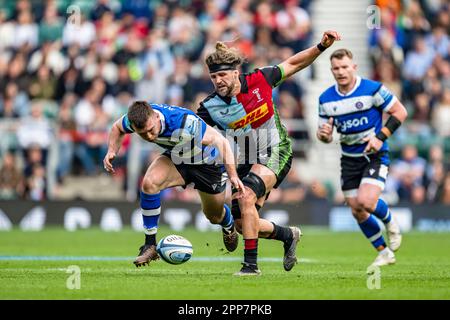 LONDON, VEREINIGTES KÖNIGREICH. 22., 2023. April. Matt Gallagher of Bath (links) wird am Samstag, den 22. April 2023, beim Big Summer Kick-Off Gallagher Premiership Rugby Game Runde 23 zwischen Harleqins vs Bath Rugby im Twickenham Stadium angegriffen. LONDON, ENGLAND. Kredit: Taka G Wu/Alamy Live News Stockfoto