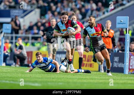 LONDON, VEREINIGTES KÖNIGREICH. 22., 2023. April. Cadan Murley of Harlequins wird am Samstag, den 22. April 2023, im Twickenham Stadium während des Big Summer Kick-Off Gallagher Premiership Rugby Match Runde 23 zwischen Harleqins und Bath Rugby angegriffen. LONDON, ENGLAND. Kredit: Taka G Wu/Alamy Live News Stockfoto