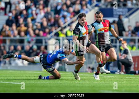 LONDON, VEREINIGTES KÖNIGREICH. 22., 2023. April. Cadan Murley of Harlequins wird am Samstag, den 22. April 2023, im Twickenham Stadium während des Big Summer Kick-Off Gallagher Premiership Rugby Match Runde 23 zwischen Harleqins und Bath Rugby angegriffen. LONDON, ENGLAND. Kredit: Taka G Wu/Alamy Live News Stockfoto