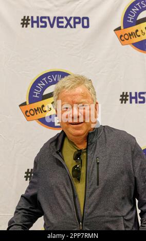 Huntsville, Alabama, USA. 22. April 2023. Star Trek Schauspieler William Shatner tritt auf die Bühne, um auf der Huntsville Comic & Pop Culture Expo 2023 am Samstag, den 22. April 2023, im von Braun Center in Huntsville, Madison County, AL, USA zu sprechen. Der kanadische Schauspieler und Autor, 92, ist vielleicht am besten bekannt für seine Darstellung von Captain James Tiberius Kirk in der Originalserie Star Trek und nachfolgenden Filmen. (Kredit: Billy Suratt/Apex MediaWire via Alamy Live News) Stockfoto