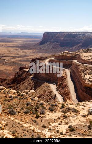 Panoramablick auf den Moki Dugway entlang der Utah State Route 261 in der Nähe von Mexican hat, Utah, USA. Stockfoto