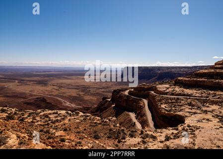 Panoramablick auf den Moki Dugway entlang der Utah State Route 261 in der Nähe von Mexican hat, Utah, USA. Stockfoto