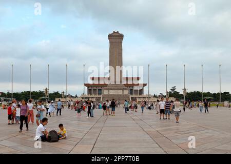 Peking, China - August 08 2018: Das Denkmal für die Volkshelden ist ein zehnstöckiger Obelisk, der als nationales Denkmal des Volksherds errichtet wurde Stockfoto