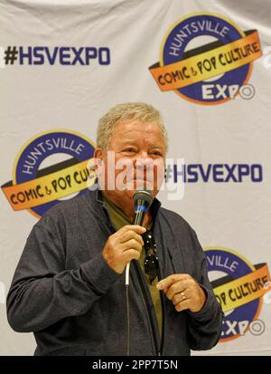 Huntsville, Alabama, USA. 22. April 2023. Star Trek Schauspieler William Shatner spricht am zweiten Tag der Huntsville Comic & Pop Culture Expo 2023 am Samstag, den 22. April 2023 im von Braun Center in Huntsville, Madison County, AL, USA. Der kanadische Schauspieler und Autor, 92, ist vielleicht am besten bekannt für seine Darstellung von Captain James Tiberius Kirk in der Originalserie Star Trek und nachfolgenden Filmen. (Kredit: Billy Suratt/Apex MediaWire via Alamy Live News) Stockfoto