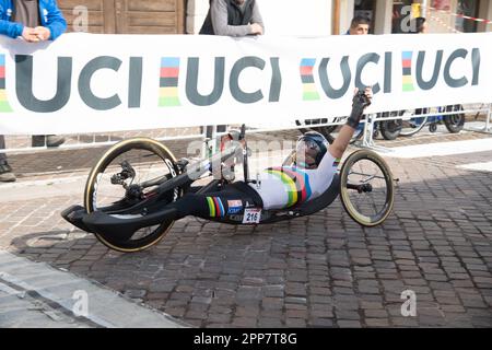 Maniago, Italien. 22. April 2023. Florian Jouanny von Frankreich gewinnt das Men's H2 Category Road Race, UCI World Cup, Road Race, Credit: Casey B. Gibson/Alamy Live News Stockfoto