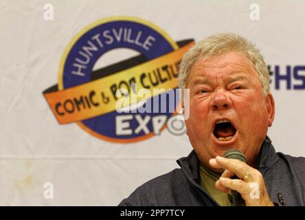 Huntsville, Alabama, USA. 22. April 2023. Star Trek Schauspieler William Shatner schreit „Khaaan!“ Wie er es in dem 1982 Film Star Trek II: The Wrath of Khan als Antwort auf eine Anfrage eines Publikums am zweiten Tag der Huntsville Comic & Pop Culture Expo 2023 am Samstag, den 22. April 2023 im von Braun Center in Huntsville, Madison County, AL, USA. Der kanadische Schauspieler und Autor, 92, ist vielleicht am besten bekannt für seine Darstellung von Captain James Tiberius Kirk in der Originalserie Star Trek und nachfolgenden Filmen. (Kredit: Billy Suratt/Apex MediaWire via Alamy Live News) Stockfoto