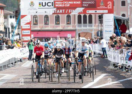 Maniago, Italien. 22. April 2023. Das T2-km-Straßenrennen für Frauen verlässt die Start-/Ziellinie, UCI-Weltmeisterschaft, Road Race, Credit: Casey B. Gibson/Alamy Live News Stockfoto