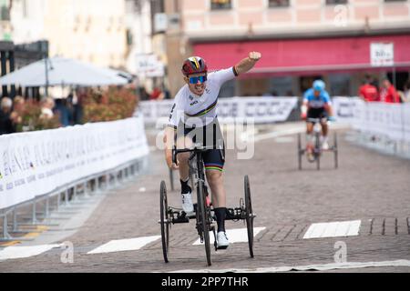 Maniago, Italien. 22. April 2023. Tim Celen aus Belgien gewinnt das Straßenrennen der Herren T2. UCI-Weltmeisterschaft, Autorennen, Kredit: Casey B. Gibson/Alamy Live News Stockfoto