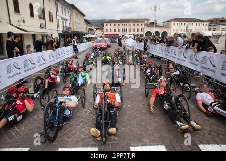 Maniago, Italien. 22. April 2023. Vor dem Start des Straßenrennen H4 für Männer, UCI World Cup, Road Race, Credit: Casey B. Gibson/Alamy Live News Stockfoto