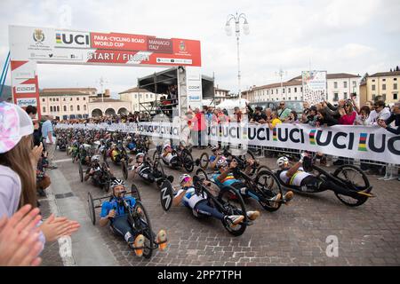 Maniago, Italien. 22. April 2023. Die Fahrer verlassen die Start-/Ziellinie zu Beginn des H3-km-Rennens für Männer. UCI-Weltmeisterschaft, Autorennen, Kredit: Casey B. Gibson/Alamy Live News Stockfoto