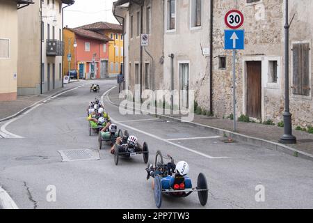 Maniago, Italien. 22. April 2023. Während der UCI-Weltmeisterschaft, dem Road Race, und dem Credit: Casey B. Gibson/Alamy Live News winken die Fahrer des H3-km-Autorennens durch die Straßen von Maniago Stockfoto