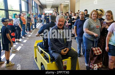 Huntsville, Alabama, USA. 22. April 2023. Star Trek Schauspieler William Shatner (Zentrum) wird vom Sicherheitsdienst nach einem Vortrag am zweiten Tag der Huntsville Comic & Pop Culture Expo 2023 am Samstag, den 22. April 2023 im von Braun Center in Huntsville, Madison County, AL, USA, entführt. Der kanadische Schauspieler und Autor, 92, ist vielleicht am besten bekannt für seine Darstellung von Captain James Tiberius Kirk in der Originalserie Star Trek und nachfolgenden Filmen. (Kredit: Billy Suratt/Apex MediaWire via Alamy Live News) Stockfoto