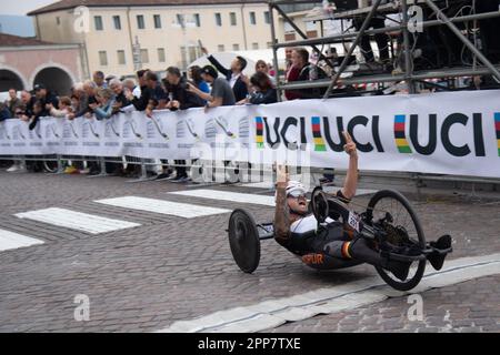 Maniago, Italien. 22. April 2023. Vico Merklein aus Deutschland gewinnt das Straßenrennen der Männer H3. UCI-Weltmeisterschaft, Autorennen, Kredit: Casey B. Gibson/Alamy Live News Stockfoto