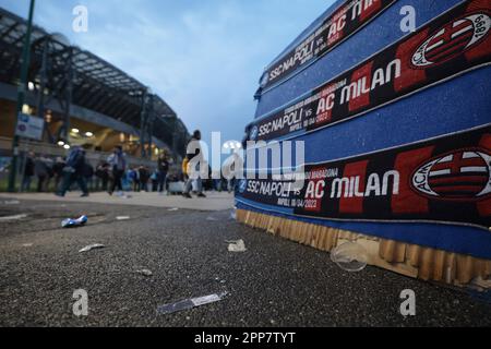 Neapel, Italien, 18. April 2023. Vor dem Spiel der UEFA Champions League im Stadio Diego Armando Maradona, Neapel, gehen die Fans an einem Brett vorbei, auf dem halb- und halb-Schals ausgestellt sind, um an das Spiel vor dem Stadion zu erinnern. Der Bildausdruck sollte lauten: Jonathan Moscrop/Sportimage Stockfoto