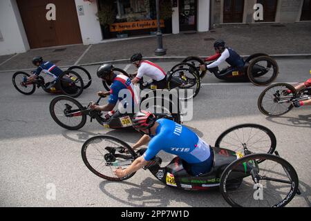 Maniago, Italien. 22. April 2023. Fahrer aus verschiedenen Ländern während des Men's H5 Road Race, UCI World Cup, Road Race, Credit: Casey B. Gibson/Alamy Live News Stockfoto