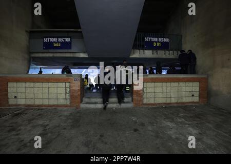 Neapel, Italien, 18. April 2023. Ein allgemeiner Blick in das Stadion vor dem Spiel der UEFA Champions League im Stadio Diego Armando Maradona, Neapel. Der Bildausdruck sollte lauten: Jonathan Moscrop/Sportimage Stockfoto