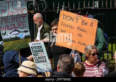 London, Großbritannien. 22. April 2023. Demonstranten halten während der Demonstration Plakate. Extinction Rebellion geht weiter, es ist Big One, vereint, um zu überleben, an Tag zwei von vier Tagen der Aktion rund um Parliament Square und Westminster in London, um den Klimawandel anzugehen. (Foto: Steve Taylor/SOPA Images/Sipa USA) Guthaben: SIPA USA/Alamy Live News Stockfoto