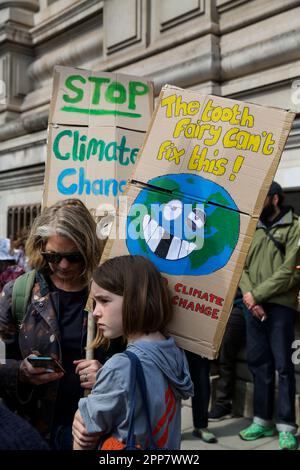 London, Großbritannien. 22. April 2023. Demonstranten halten während der Demonstration Plakate. Extinction Rebellion geht weiter, es ist Big One, vereint, um zu überleben, an Tag zwei von vier Tagen der Aktion rund um Parliament Square und Westminster in London, um den Klimawandel anzugehen. (Foto: Steve Taylor/SOPA Images/Sipa USA) Guthaben: SIPA USA/Alamy Live News Stockfoto