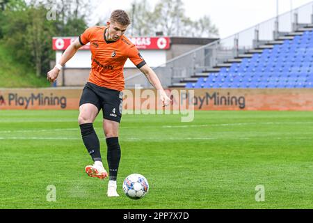 Deinze, Belgien. 22. April 2023. Liam Scott Fraser (4) von KMSK Deinze bei einem Fußballspiel zwischen KMSK Deinze und Virton während des 8. Spieltags in den Challenger Pro League Relegation Play-offs für die Saison 2022-2023, am Samstag, den 22. April 2023 in Deinze, Belgien. Kredit: Sportpix/Alamy Live News Stockfoto