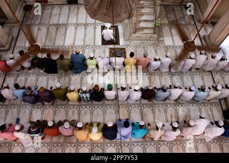 Kalkutta, Westbengalen, Indien. 22. April 2023. Eid al-Fitr Namaz und Umarmung des Symbols der Liebe, des Respekts und der Freundschaft in Nakhoda Masjid in Kalkutta. (Kreditbild: © Swattik Jana/Pacific Press via ZUMA Press Wire) NUR REDAKTIONELLE VERWENDUNG! Nicht für den kommerziellen GEBRAUCH! Stockfoto