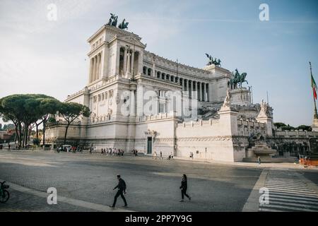 Blick auf den Altar des Vaterlands in Rom, Italien an einem wunderschönen sonnigen Tag Stockfoto