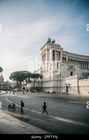 Blick auf den Altar des Vaterlands in Rom, Italien an einem wunderschönen sonnigen Tag Stockfoto