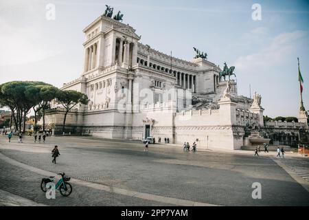 Blick auf den Altar des Vaterlands in Rom, Italien an einem wunderschönen sonnigen Tag Stockfoto