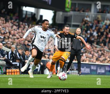 Craven Cottage, Fulham, London, Großbritannien. 22. April 2023. Premier League Football, Fulham gegen Leeds United; Kenny Tete von Fulham geht an Jack Harrison von Leeds United vorbei. Credit: Action Plus Sports/Alamy Live News Stockfoto