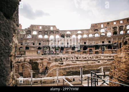 Panoramablick auf das Kolosseum in Rom, Italien an einem klaren, hellen Tag Stockfoto