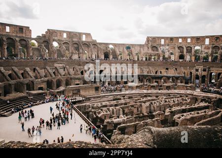 Panoramablick auf das Kolosseum in Rom, Italien an einem klaren, hellen Tag Stockfoto